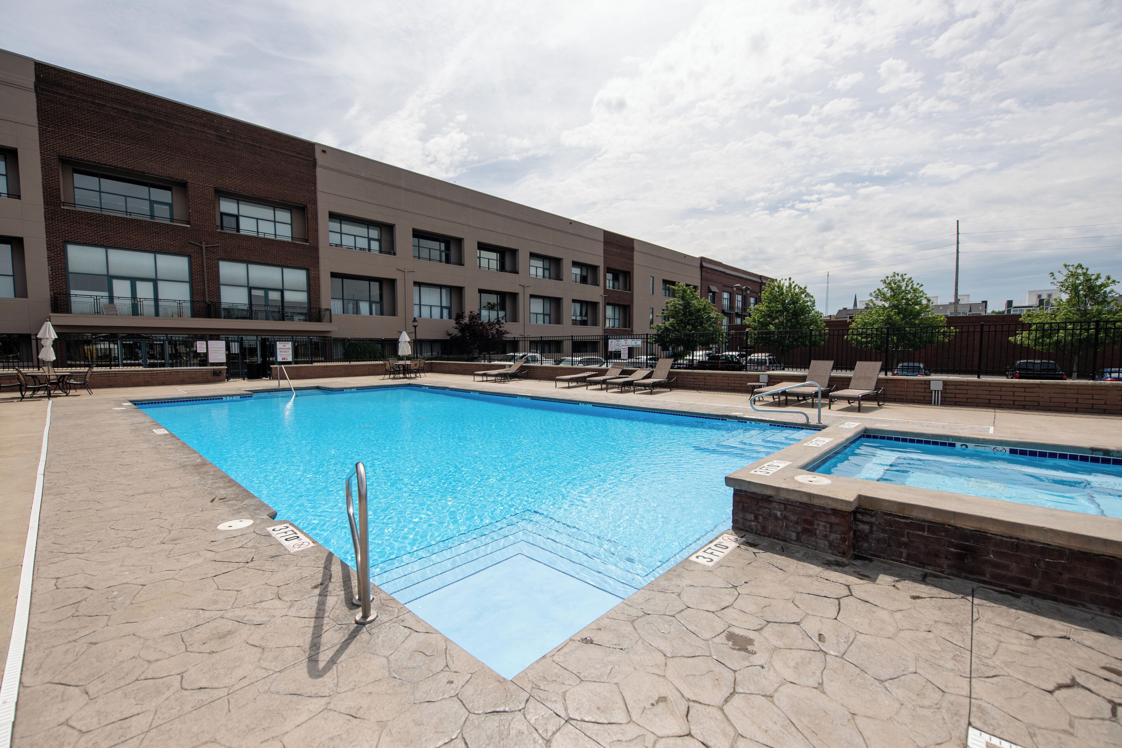 Una piscina al aire libre, una piscina climatizada