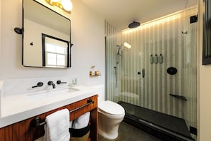 Shower, rainfall showerhead, free toiletries, hair dryer