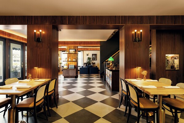 Lobby sitting area - Hotel Albatross (Ocean Grove)