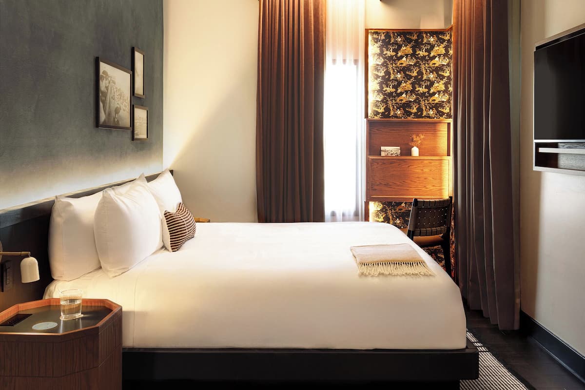 Deluxe Room, Partial Ocean View | 1 bilik tidur, peti besi dalam bilik, langsir/tirai gelap terus