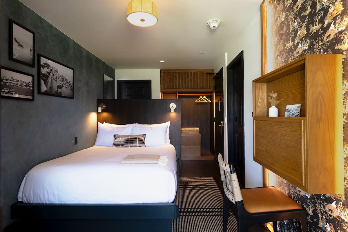 Deluxe Room, 1 Katil Ratu (Queen), Balcony | 1 bilik tidur, peti besi dalam bilik, langsir/tirai gelap terus