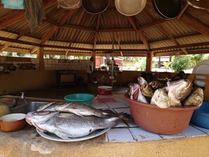 Property grounds - Round bungalow kitchenette on Lionsrest 500m from the Atlantic coast (Grand-Bassam)