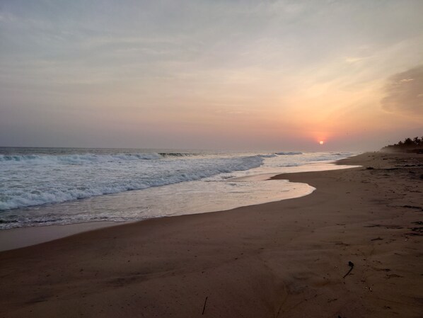 Beach - Round bungalow kitchenette on Lionsrest 500m from the Atlantic coast (Grand-Bassam)