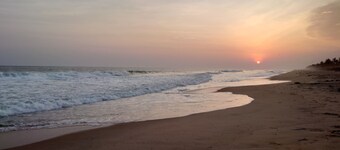 Round bungalow kitchenette on Lionsrest 500m from the Atlantic coast