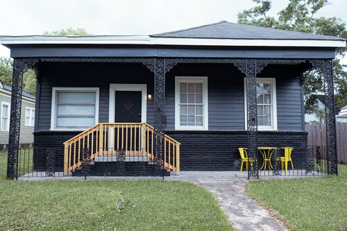 Oakleigh Garden District -Pet Friendly!- Walking distance to downtown