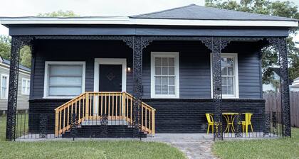 Oakleigh Garden District -Pet Friendly!- Walking distance to downtown