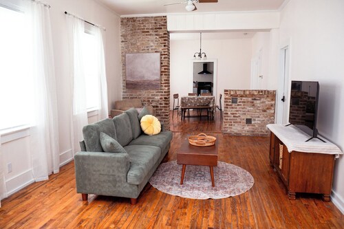 Oakleigh Garden District -Pet Friendly!- Walking distance to downtown