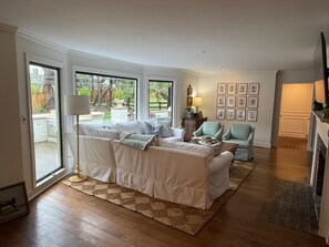 Smart TV, fireplace, stereo - Upscale 3/4 bedroom 4 bath home off River Road. Minutes from St. Matthews/Nulu (Louisville)