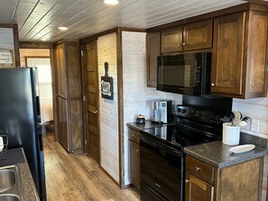 Kjøleskap, mikrobølgeovn, ovn og kokeplater