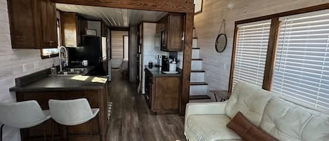 Älytelevisio, takka, kirjoja