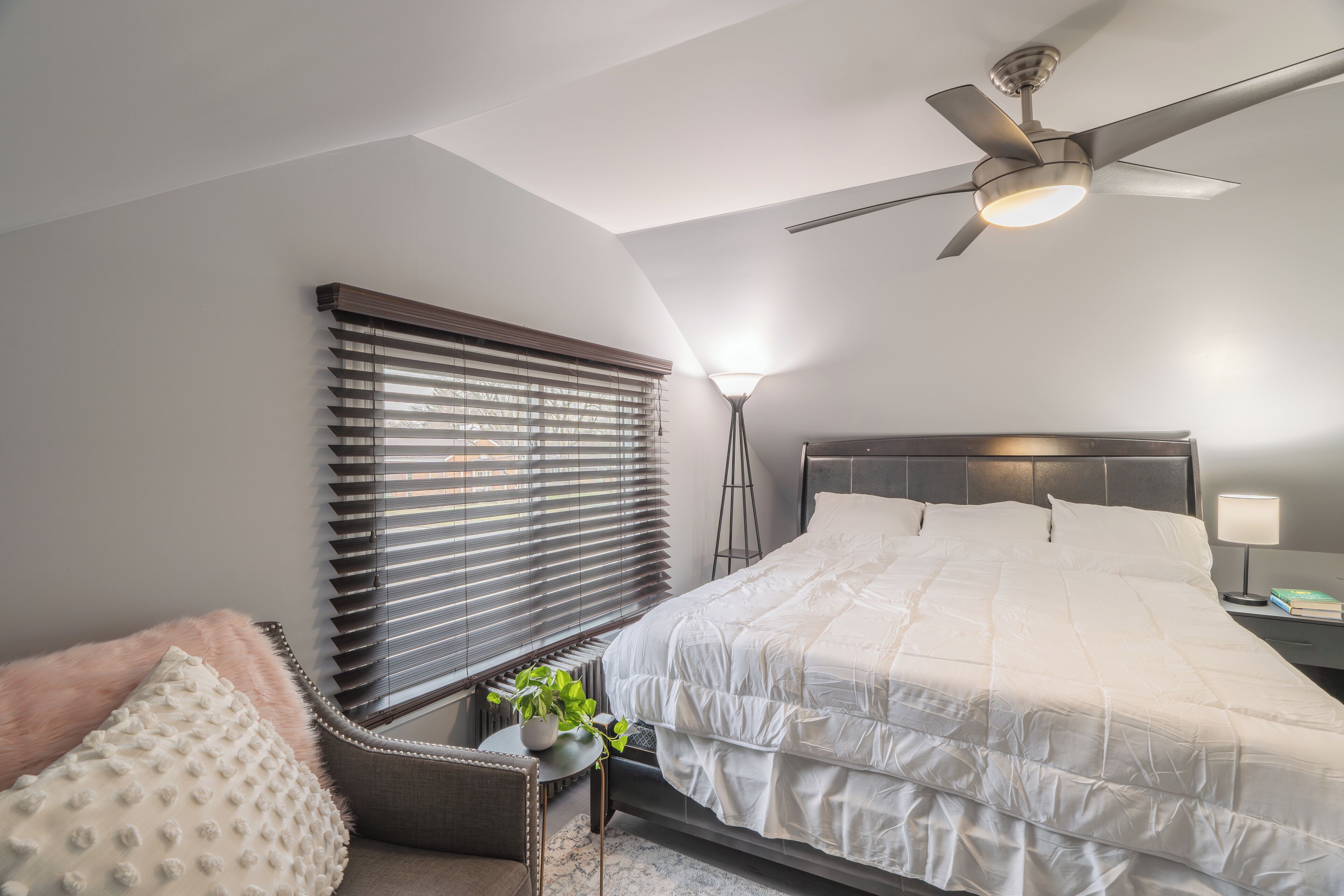 1 slaapkamer, een strijkplank/strijkijzer, gratis wifi, beddengoed