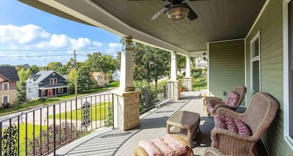 East Village Victorian Gem with River Views; walk to dining & shopping