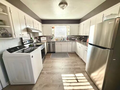 Joy for your Journey - 3-bedroom house in peaceful Spartanburg w/ WiFi, Kitchen