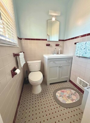 Secadora de cabello, toallas, jabón, papel de baño 