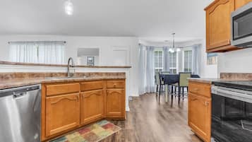 冰箱、微波炉、烤箱、炉灶