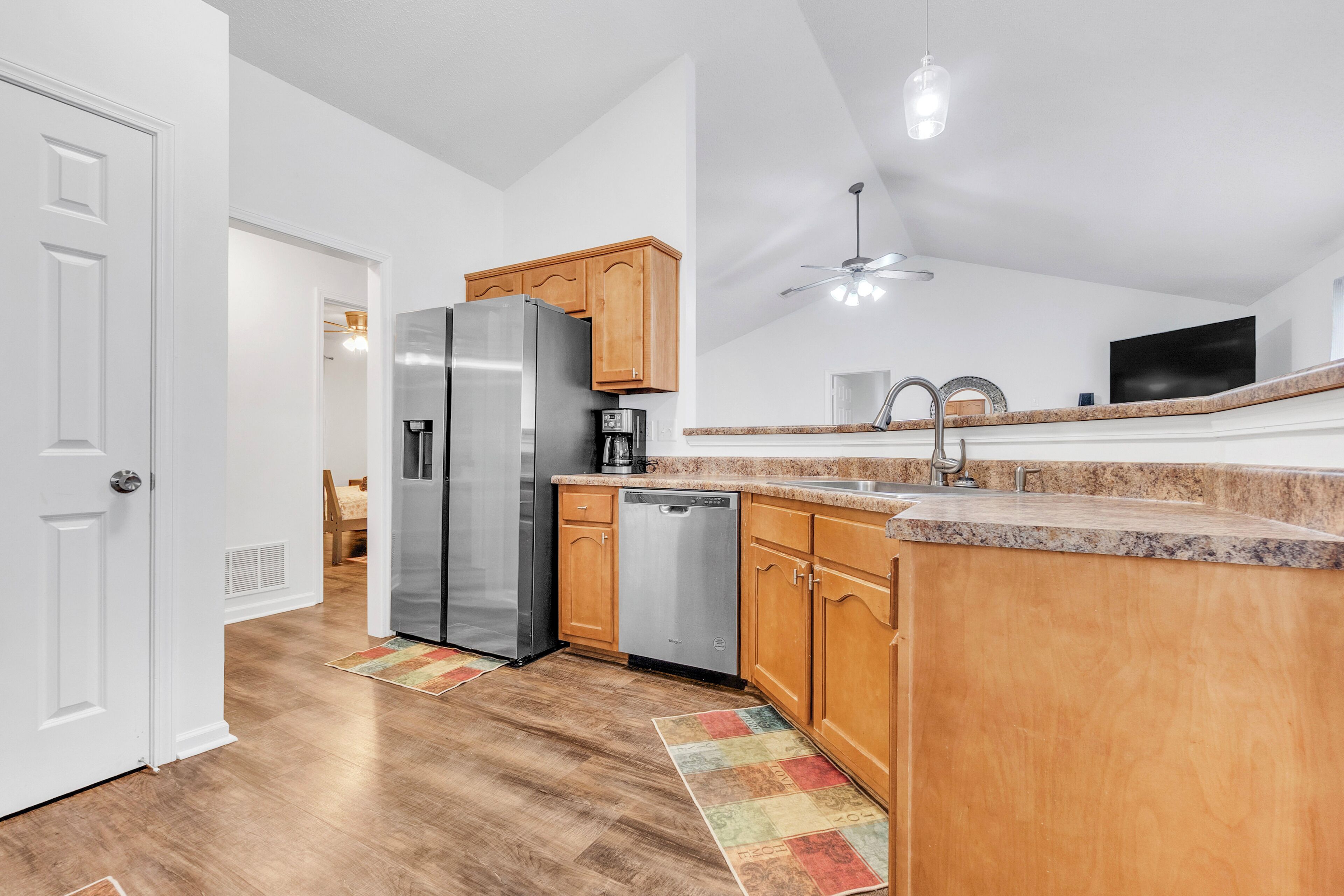 冷蔵庫、電子レンジ、オーブン、コンロ