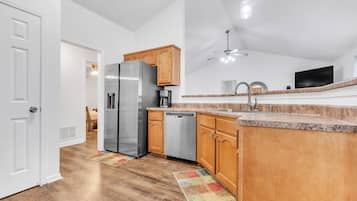 冰箱、微波炉、烤箱、炉灶