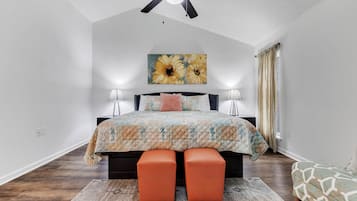 4 多间卧室、客房内保险箱、办公桌、熨斗/熨衣板