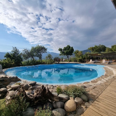 2 outdoor pools
