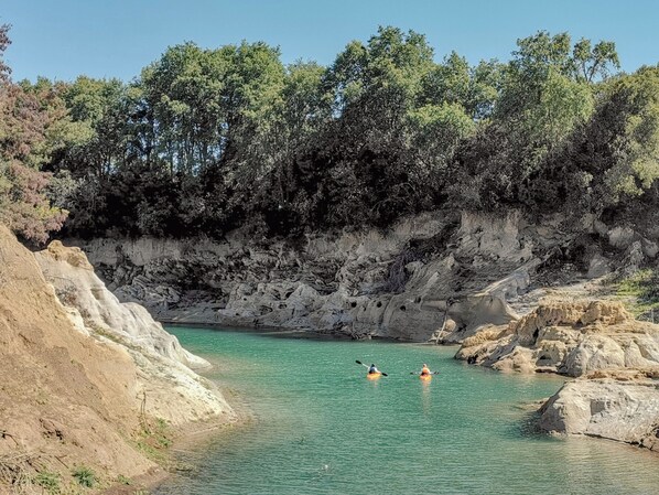 Un paisaje natural con costa rocosa y agua cristalina.