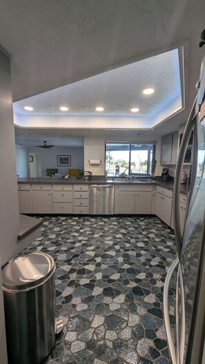 Microwave, oven, stovetop, dishwasher - Spacious Gulf water front 4B/3B, pet friendly & pool. Boat lift not included. (NEW PRT RCHY)