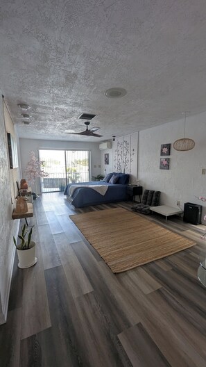 Interior - Spacious Gulf water front 4B/3B, pet friendly & pool. Boat lift not included. (NEW PRT RCHY)