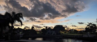 Spacious Gulf water front 4B/3B, pet friendly & pool. Boat lift not included.