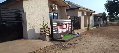 MVH Apartment in Sunyani with free WiFi, AC and fully furnished kitchen.