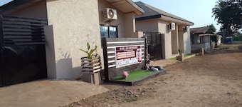 MVH Apartment in Sunyani with free WiFi, AC and fully furnished kitchen.