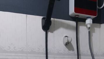 Een douche, een haardroger, handdoeken, zeep