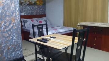1 habitación, tabla de planchar con plancha, wifi y ropa de cama