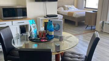 1 habitación, tabla de planchar con plancha, wifi y ropa de cama