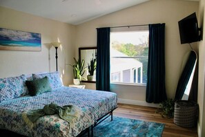 4 soverom, skrivebord, strykejern/-brett og reiseseng for barn