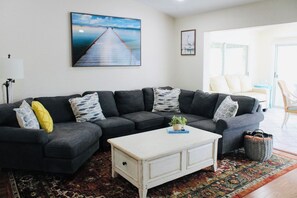 Smart TV - Entire Home Direct River Access Momma Marie’s (Spring Hill)