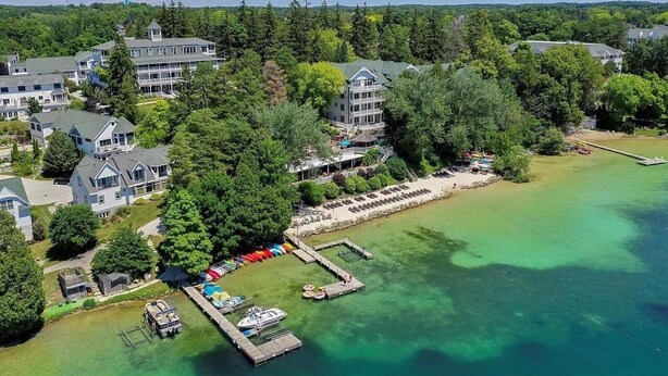 Une propriété située sur la côte, comprenant plusieurs bâtiments, un quai et une marina.