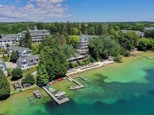 Private Beach, Pools & Full-Kitchen