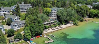 Private Beach, Pool & Full-Kitchen