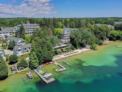 Private Beach, Pool & Full-Kitchen