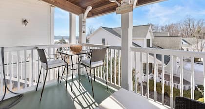 Private Beach, Pools & Full-Kitchen