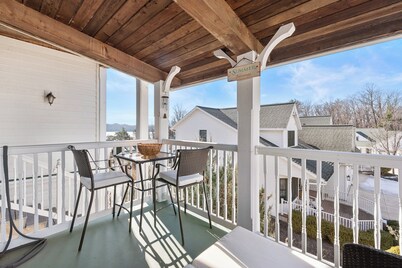 Private Beach, Pools & Full-Kitchen