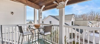 Private Beach, Pools & Full-Kitchen