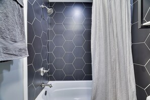 Secadora de cabello, toallas, jabón, papel de baño 