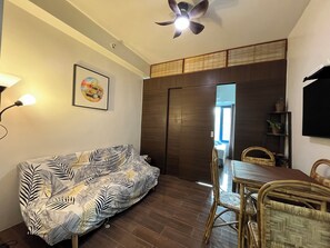 Smart TV - 1BR Modern Filipino Condo w/ Skyline View, Luxury Amenities, Fast WIFI (Makati)