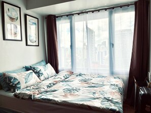 1 bedroom, desk, iron/ironing board, travel cot - 1BR Modern Filipino Condo w/ Skyline View, Luxury Amenities, Fast WIFI (Makati)