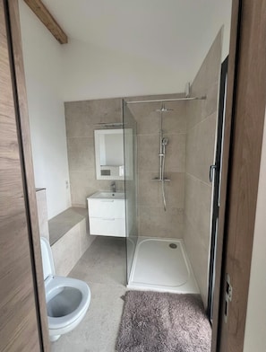 Douche, sĂšche-cheveux, serviettes fournies