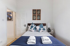 1 habitación, tabla de planchar con plancha, wifi y ropa de cama 