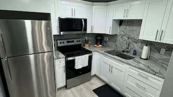 Refrigerador, microondas, horno y cafetera y tetera