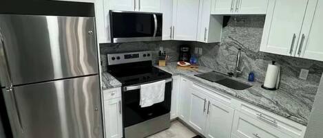 Réfrigérateur, micro-ondes, four, cafetière/bouilloire