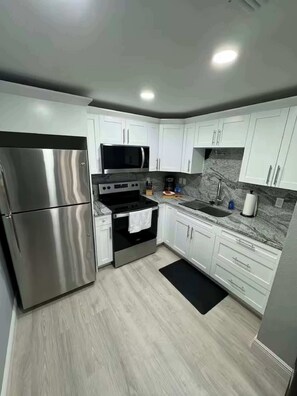 Jääkaappi, mikroaaltouuni, uuni, kahvin-/teenkeitin