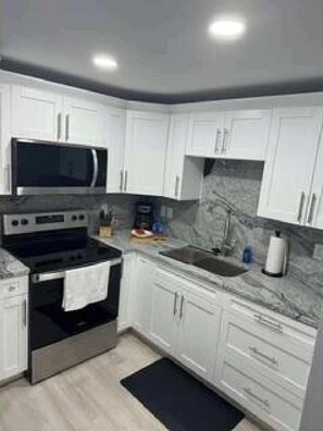 Jääkaappi, mikroaaltouuni, uuni, kahvin-/teenkeitin